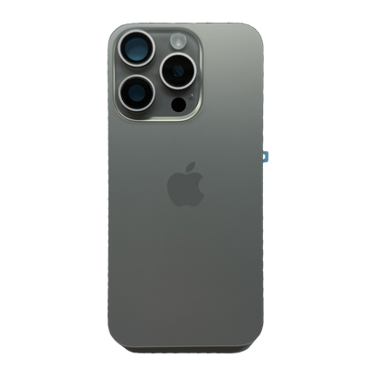 iPhone 15 Pro achterkant in naturel titanium, los glaspaneel met camera-uitsparing en Apple-logo