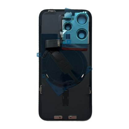 Binnenkant van de iPhone 15 Pro achterkant met voorgemonteerde draadloze laadspoel en NFC-antenne, flexkabel en beschermfolie