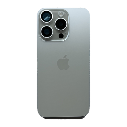 iPhone 15 Pro achterkant in wit titanium, los glaspaneel met camera-uitsparing en Apple-logo
