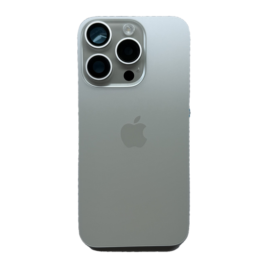 iPhone 15 Pro achterkant in wit titanium, los glaspaneel met camera-uitsparing en Apple-logo