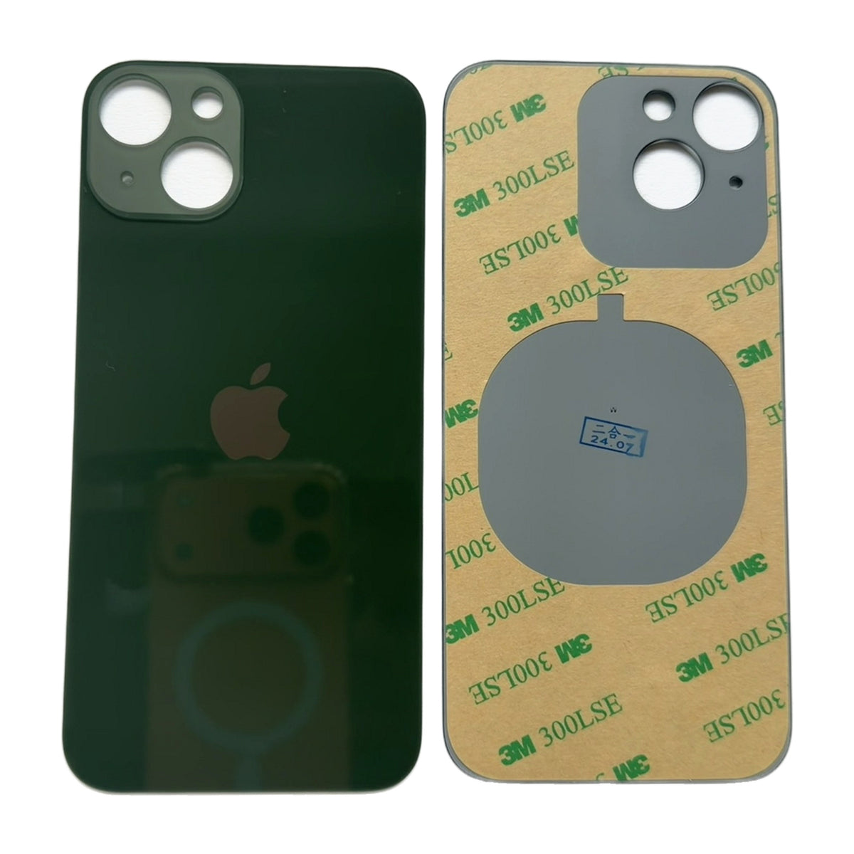 Detail van de iPhone 13 achterkant in groen met 3M plaksticker en uitsparing voor de laadspoel