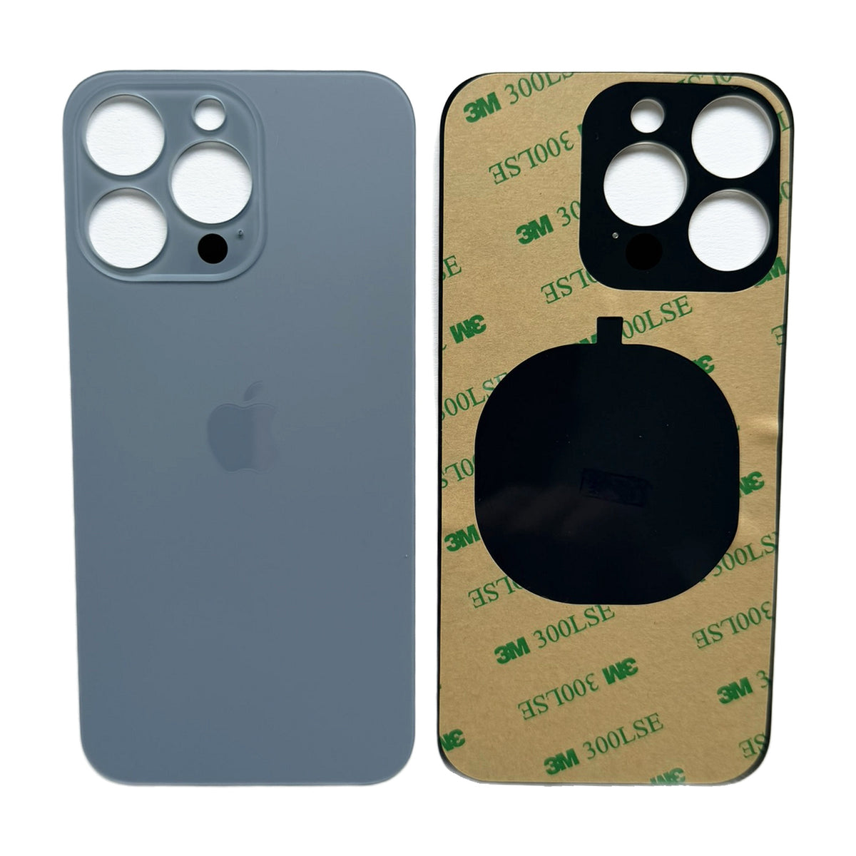 Detail van de iPhone 13 Pro achterkant in sierrablauw met 3M plaksticker en uitsparing voor de laadspoel