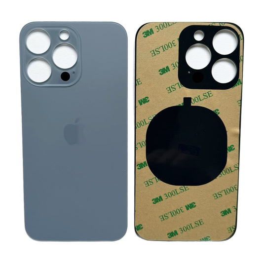 Detail van de iPhone 13 Pro achterkant in sierrablauw met 3M plaksticker en uitsparing voor de laadspoel